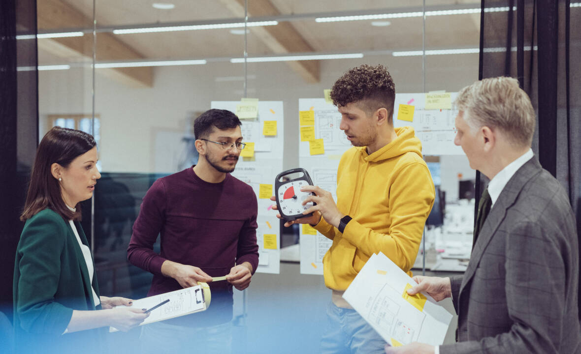 In workshops, such as a design sprint, we develop the basics of the UX strategy. Designsprint Workshop