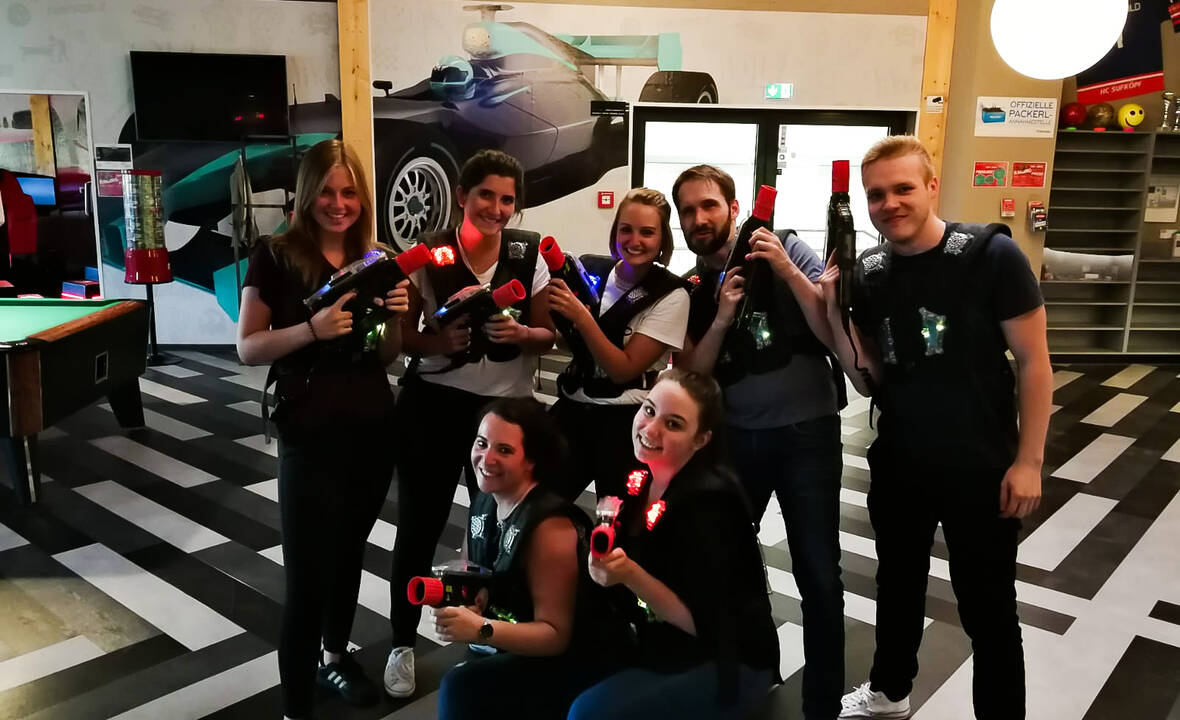 Lasertag als Teamevent!
Vorne (v.l.): Julia & Elena. Hinten (v.l.): Katharina, Lisa M., Lisa P., Jens & Matthias. OM Team exposed
