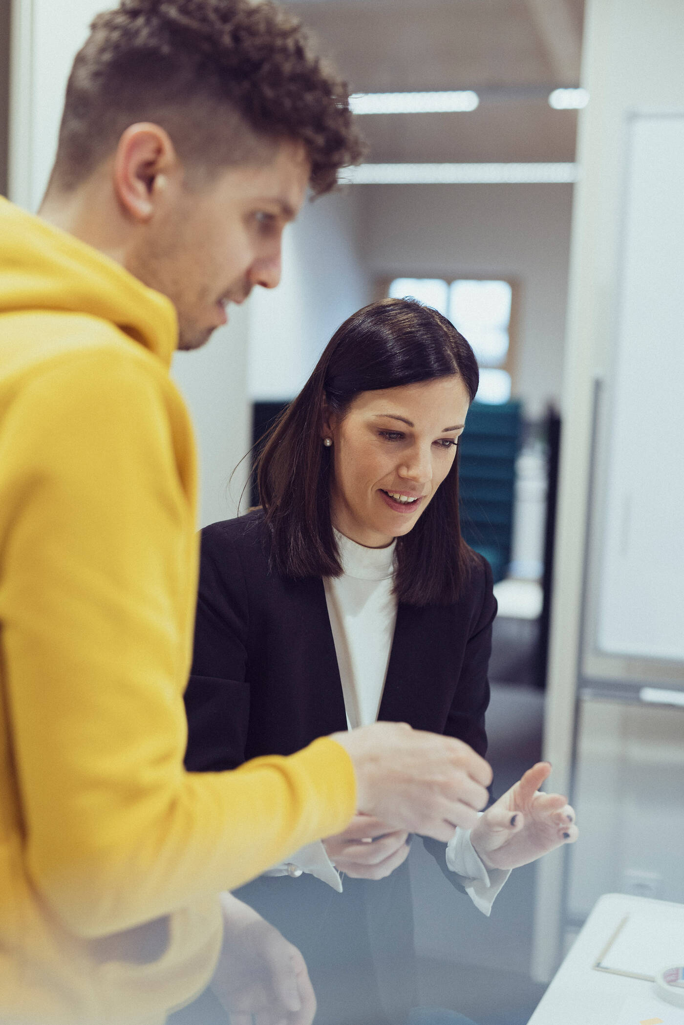 Unsere Lösungen entstehen im Teamwork. Auch mit unseren Kunden. Maschinenbau- & Elektroindustrie Teamwork