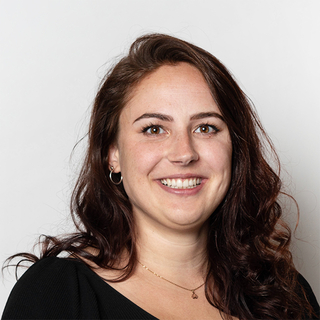 Sarah ist Online Marketing Managerin bei MASSIVE ART. Sie überwacht die digitale Marketingstrategien unserer Kunden. Auch setzt Sie Online-Marketing-Kampagnen auf unterschiedlichen Kanälen um und sorgt für ein übersichtliches Monitoring. Sarah will nicht nur bei high-performance Werbekonten hoch hinaus, nach Feierabend verbiegt sie sich beim Aerialhoop in luftigen Höhen und erzählt uns am nächsten Tag von ihrem Muskelkater. MASSIVE ART_Sarah Bickel_640x640