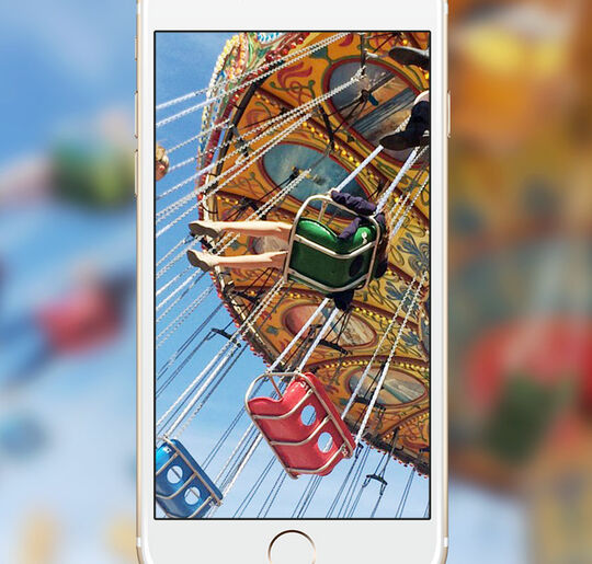 massive-art-blogf-facebook-carousel-ad-mit-smartphone