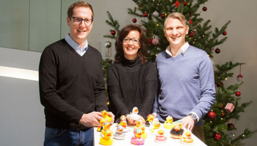 Ein Weihnachtsgeschenk für den guten Zweck. V.l.n.r.: Martin Dechant (ehrenamtlicher PR-Berater, Netz für Kinder), Cornelia Amann (Marketing & PR, Netz für Kinder) und Bernd Hepberger (Geschäftsführer, MASSIVE ART).